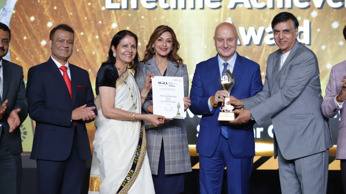 Bollywood Stars Anupam Kher and Sonali Bendre Present The 48th Edition of India Gem & Jewellery Awards, Organised By GJEPC in Mumbai